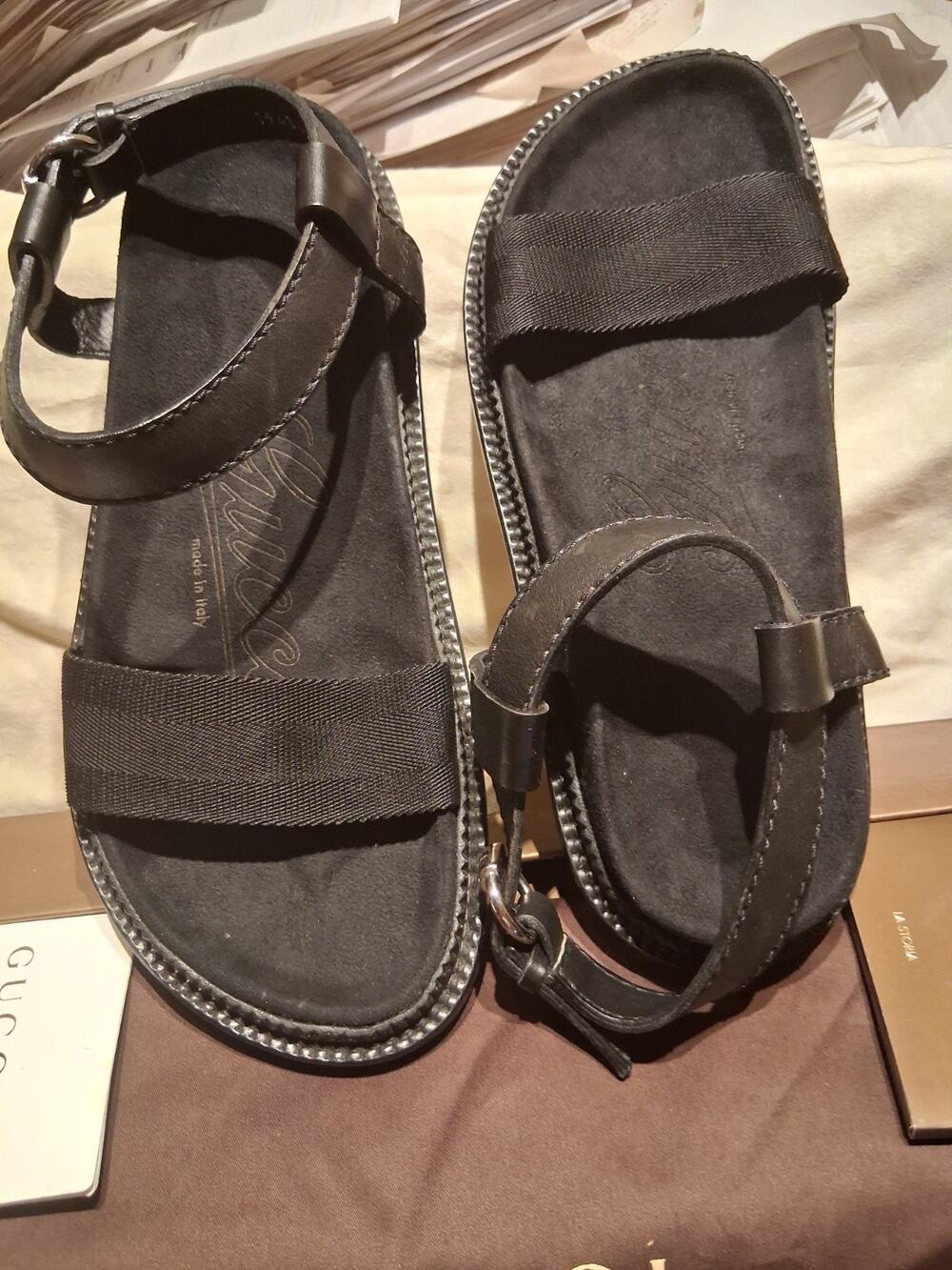 NIB GUCCI BLACK LEATHER AND CANVAS LOGO FLATS BUCKLE SANDALS 8.5 194364